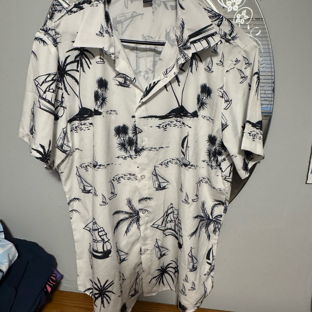 NFINITY Monochrome Graphic Shirt